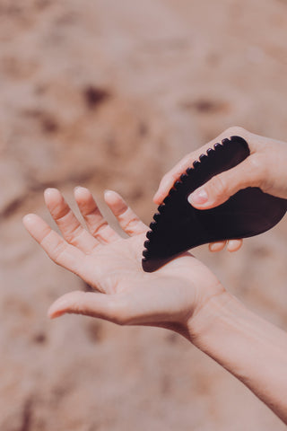 Préparer Votre Summer Body avec Conscience et Bienveillance - Conseils d'utilisation du Gua Sha Peau d'Ange