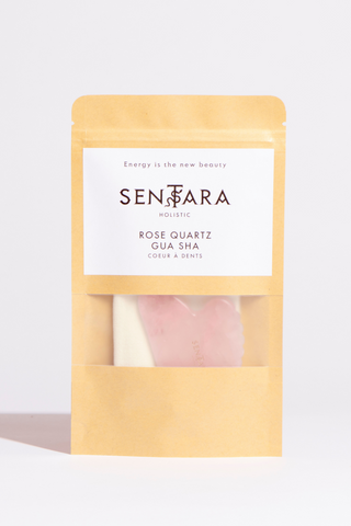 Emballage de produit Sentara Holistic avec Gua Sha en quartz rose pour une beauté énergétique, sous le slogan "Energy is the new beauty".